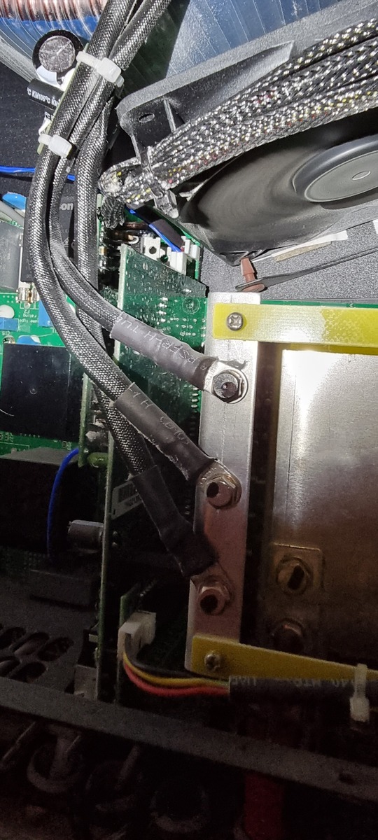 Konektor u ventilátoru je zobáčkem k ventilatoru a + je označeno na desce