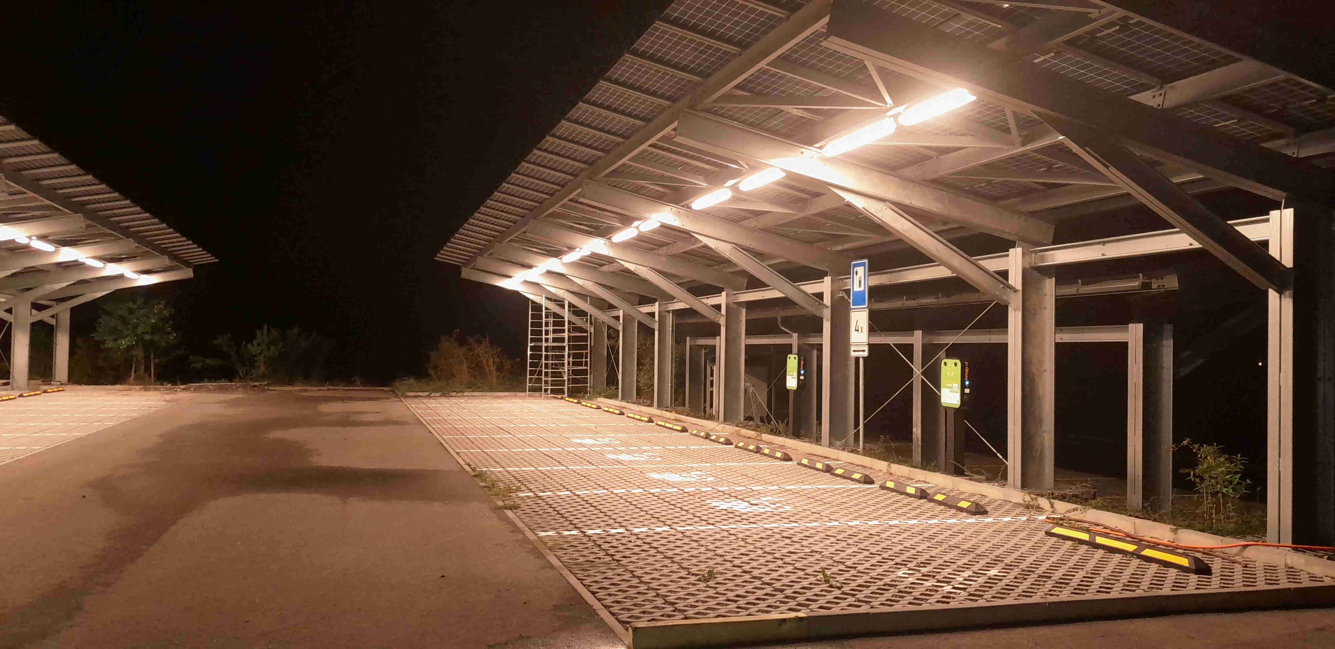 carporty v noci